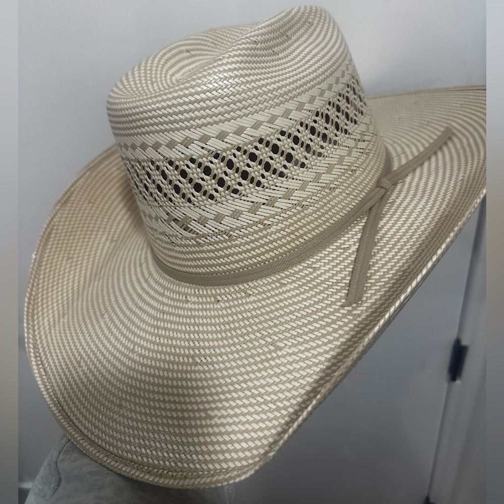 Cody Johnson Resistol straw hat
Size 7 3/8
New with tags